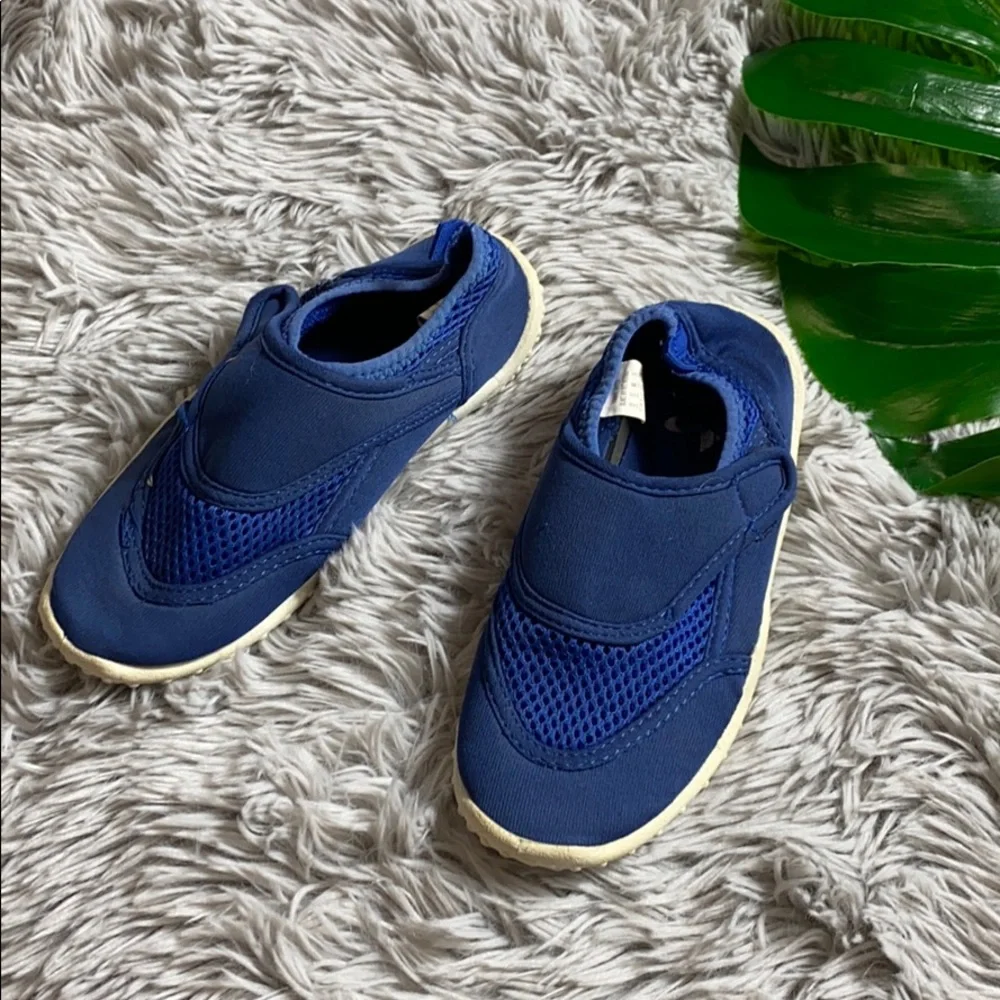 🌺athletech boys blue water shoes size 11/12